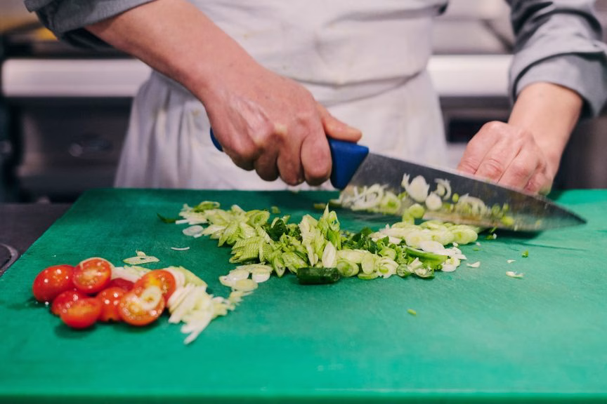 Chef préparant des plats gastronomiques