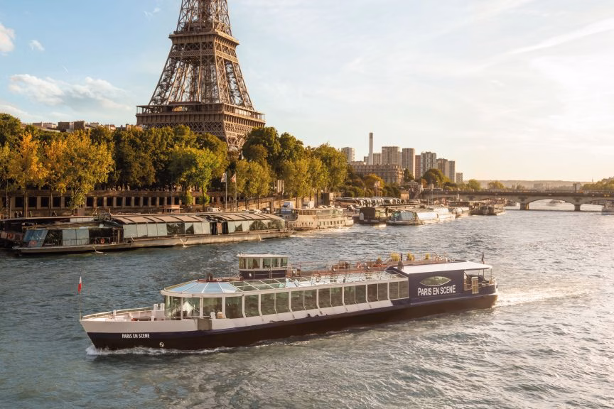 Bateau de croisière sur la Seine avec Tour Eiffel
